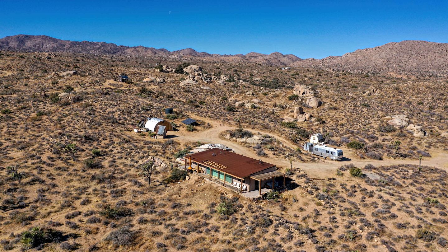 Gorgeous Vacation Rental with Hot-tub and Nice Desert Sigths in Pioneertown, California