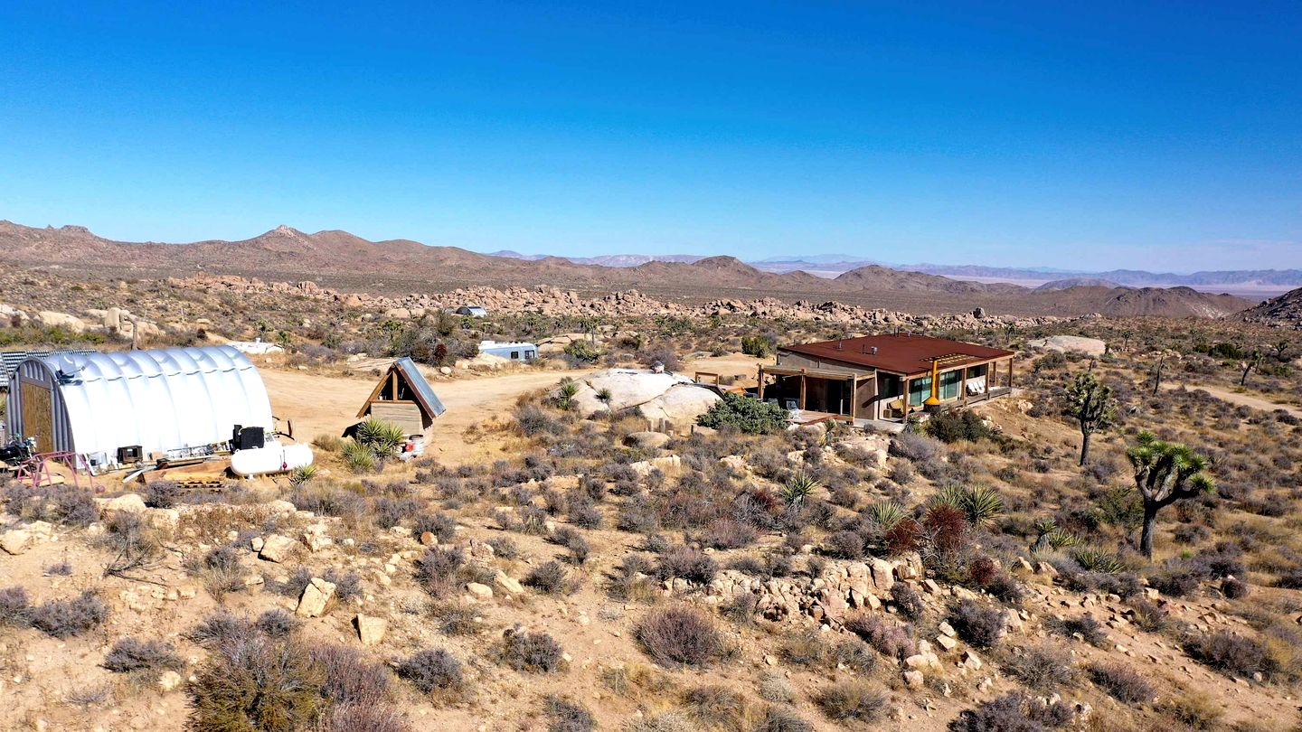 Gorgeous Vacation Rental with Hot-tub and Nice Desert Sigths in Pioneertown, California