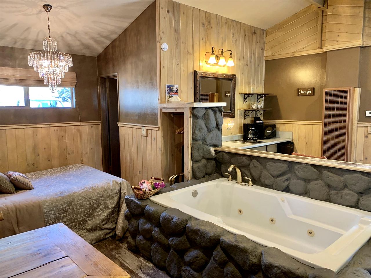Romantic Studio Cabin with Jacuzzi and Fireplace, Perfect for a Romantic Weekend in Big Bear, CA
