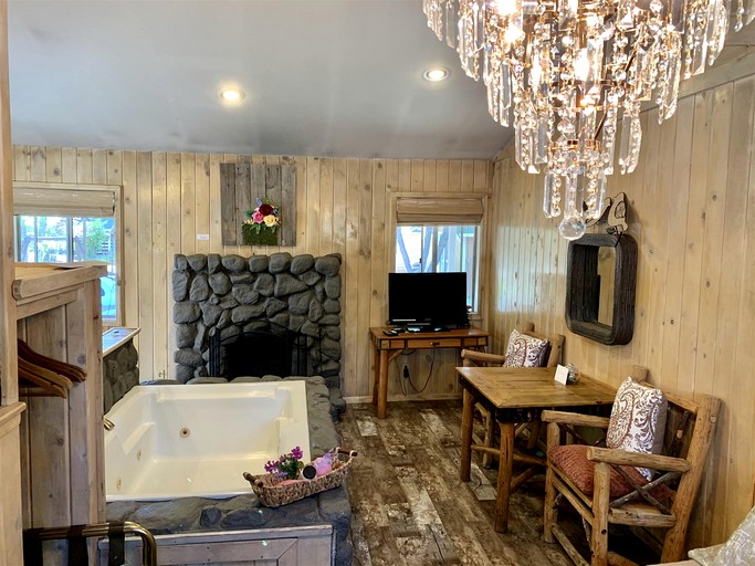 Romantic Studio Cabin with Jacuzzi and Fireplace, Perfect for a Romantic Weekend in Big Bear, CA
