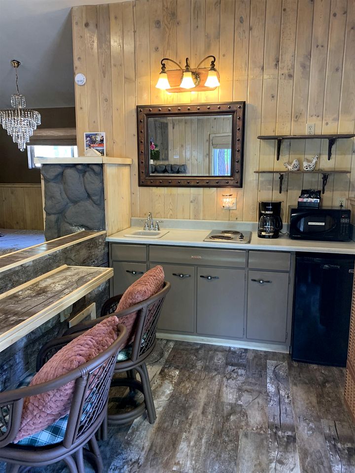 Romantic Studio Cabin with Jacuzzi and Fireplace, Perfect for a Romantic Weekend in Big Bear, CA