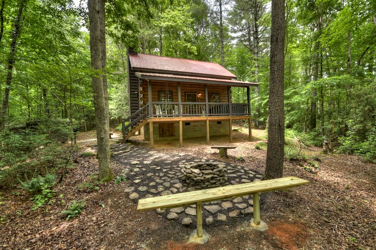 Outstanding Cabin Nestled Amidst Trees and Hot-tub Provided in Blue Ridge, Georgia