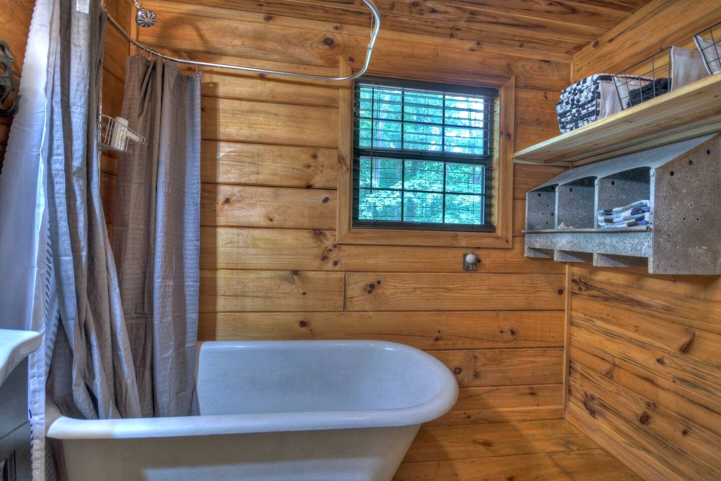 Outstanding Cabin Nestled Amidst Trees and Hot-tub Provided in Blue Ridge, Georgia