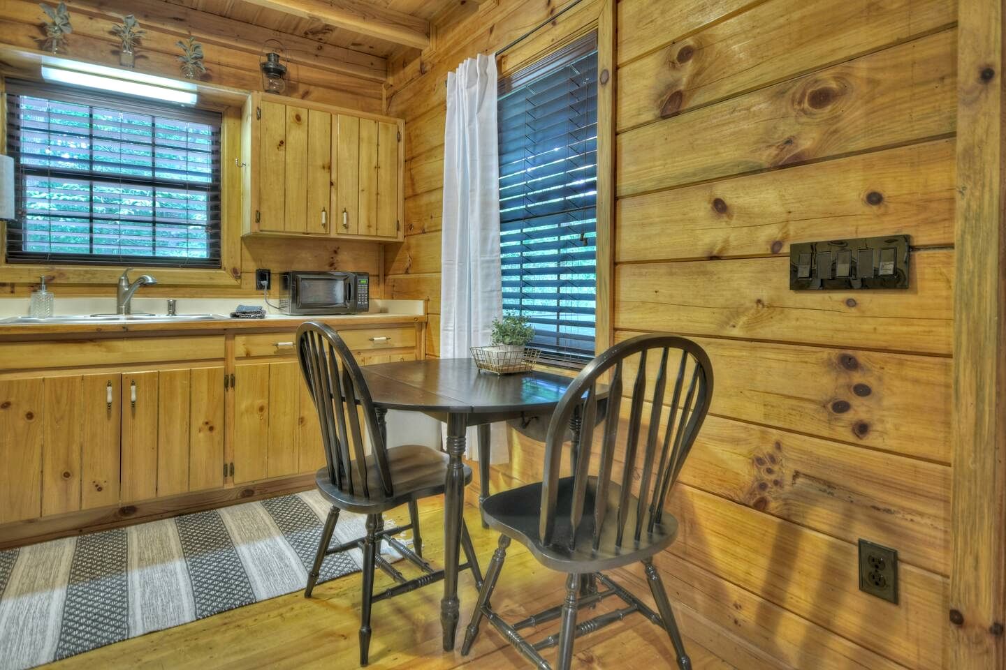 Outstanding Cabin Nestled Amidst Trees and Hot-tub Provided in Blue Ridge, Georgia