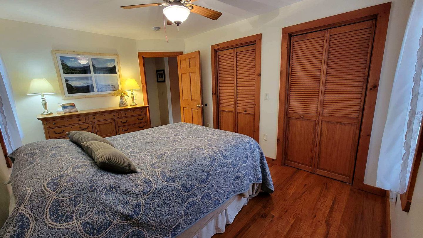 Charming Cabin by the Water, the Perfect Base for Outdoor Enthusiasts to Explore Croydon, New Hampshire