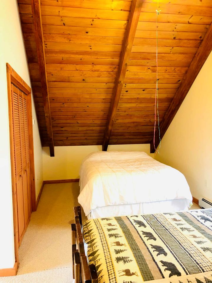 Charming Cabin by the Water, the Perfect Base for Outdoor Enthusiasts to Explore Croydon, New Hampshire