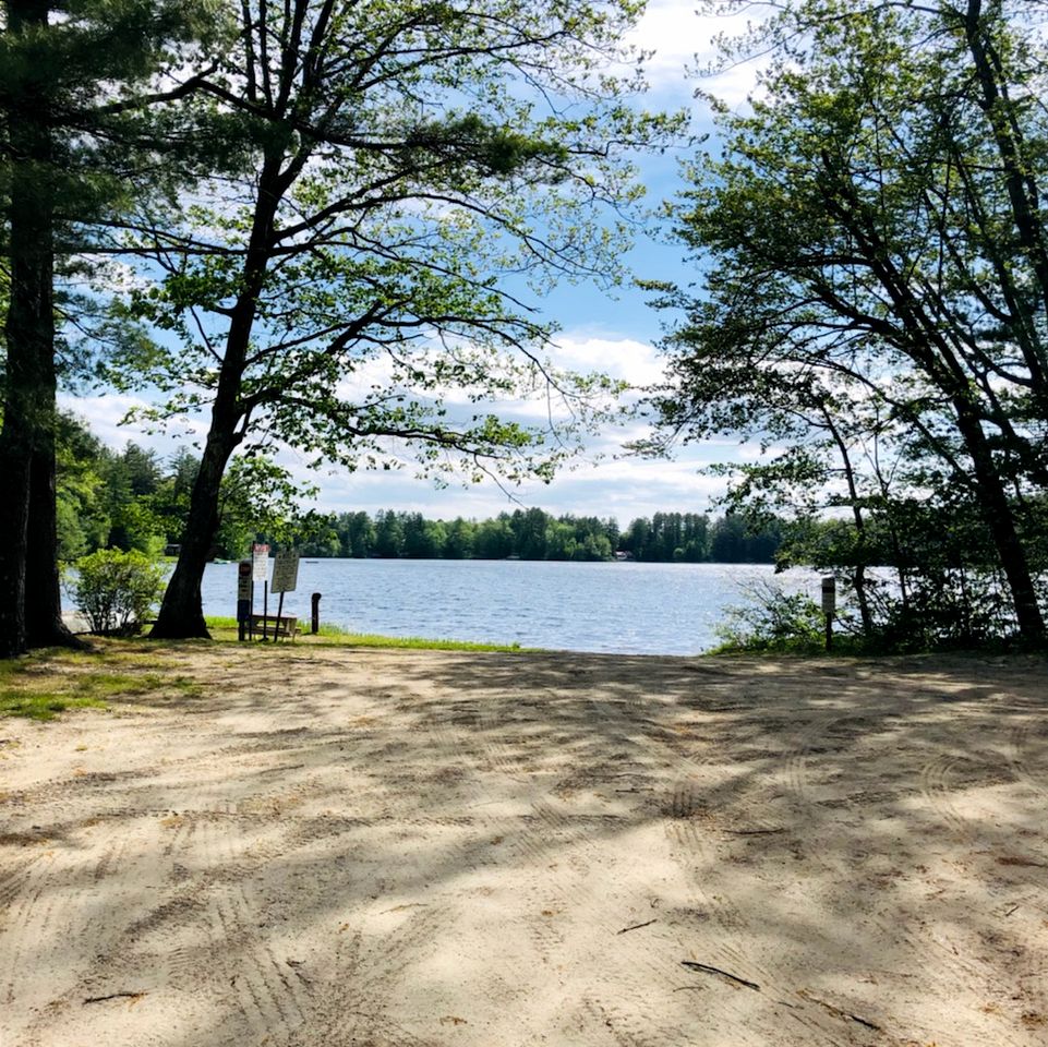 Charming Cabin by the Water, the Perfect Base for Outdoor Enthusiasts to Explore Croydon, New Hampshire