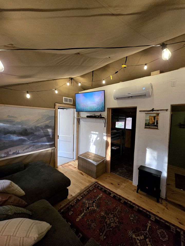 Spacious Safari Tent Surrounded by Nature for a Peaceful Family Escape in Trenton, Georgia