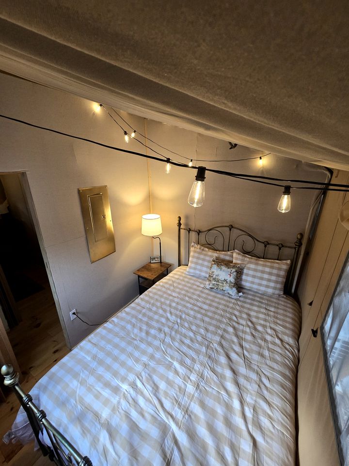 Spacious Safari Tent Surrounded by Nature for a Peaceful Family Escape in Trenton, Georgia
