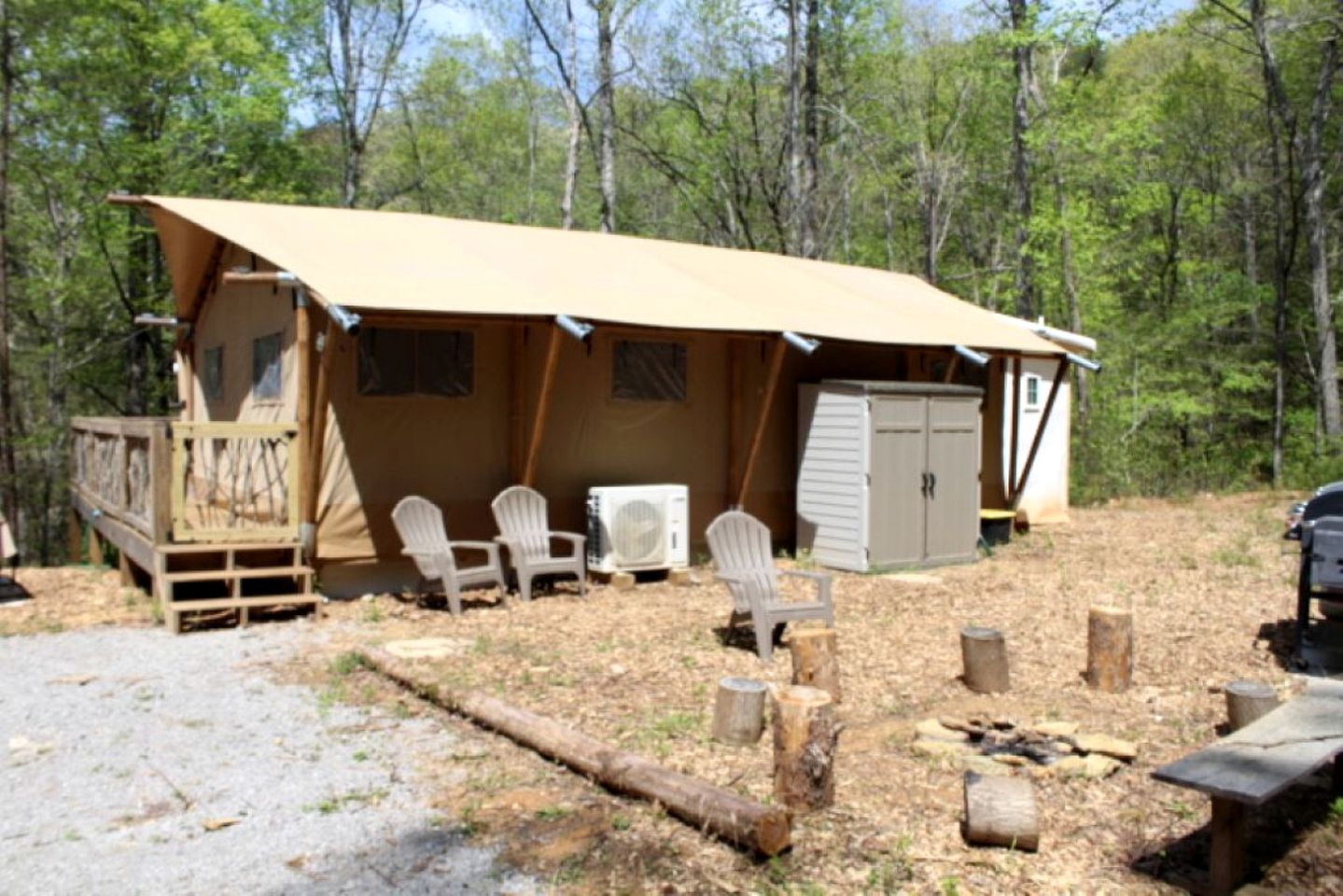 Spacious Safari Tent Surrounded by Nature for a Peaceful Family Escape in Trenton, Georgia