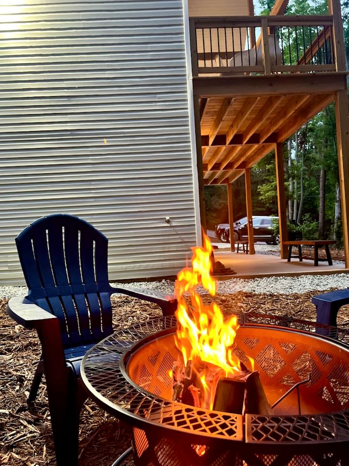 Mountain Getaway in Cozy Cabin with Fire Pit & Chef’s Kitchen in Westminster, SC