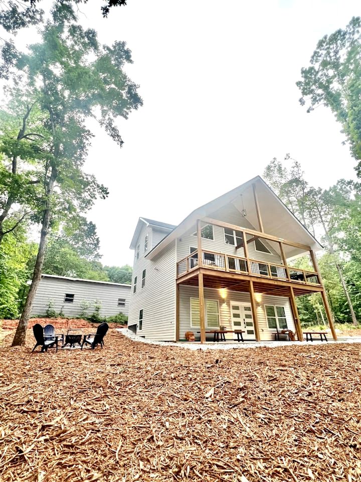 Mountain Getaway in Cozy Cabin with Fire Pit & Chef’s Kitchen in Westminster, SC
