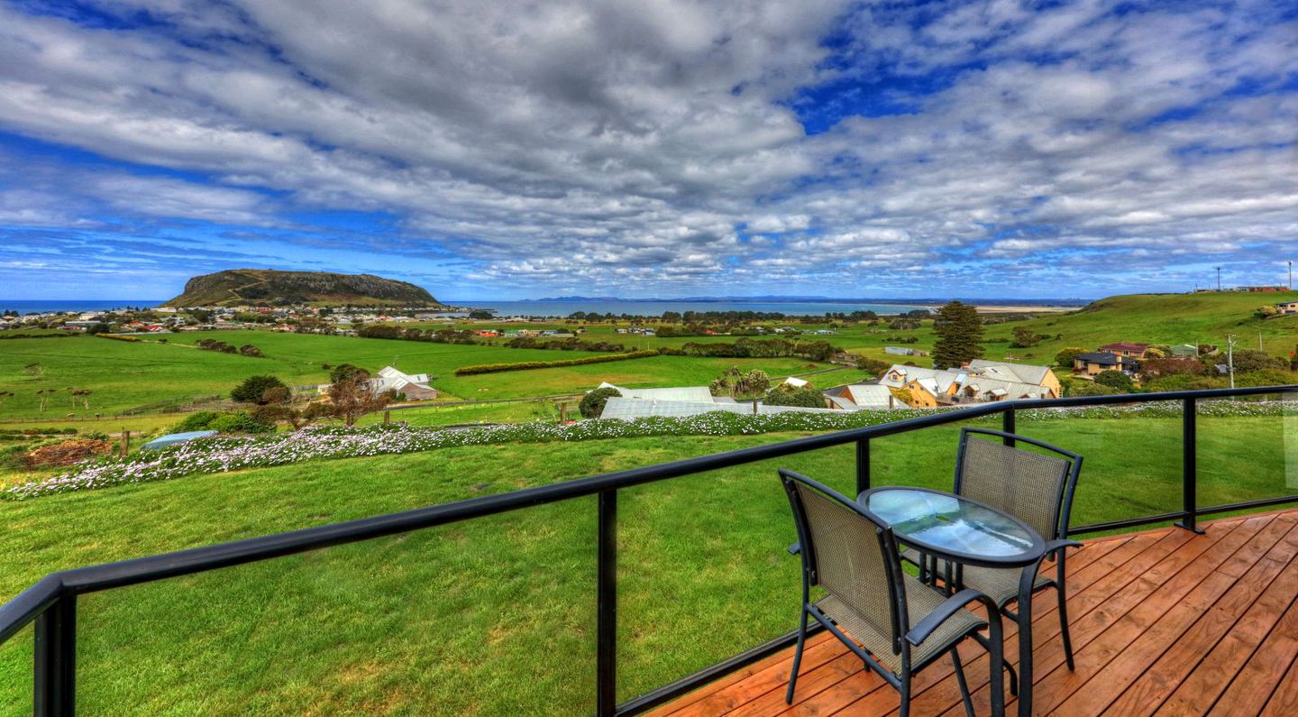 Elegant Lodge Suite with Beach and Countryside Views near Smithton, Tasmania