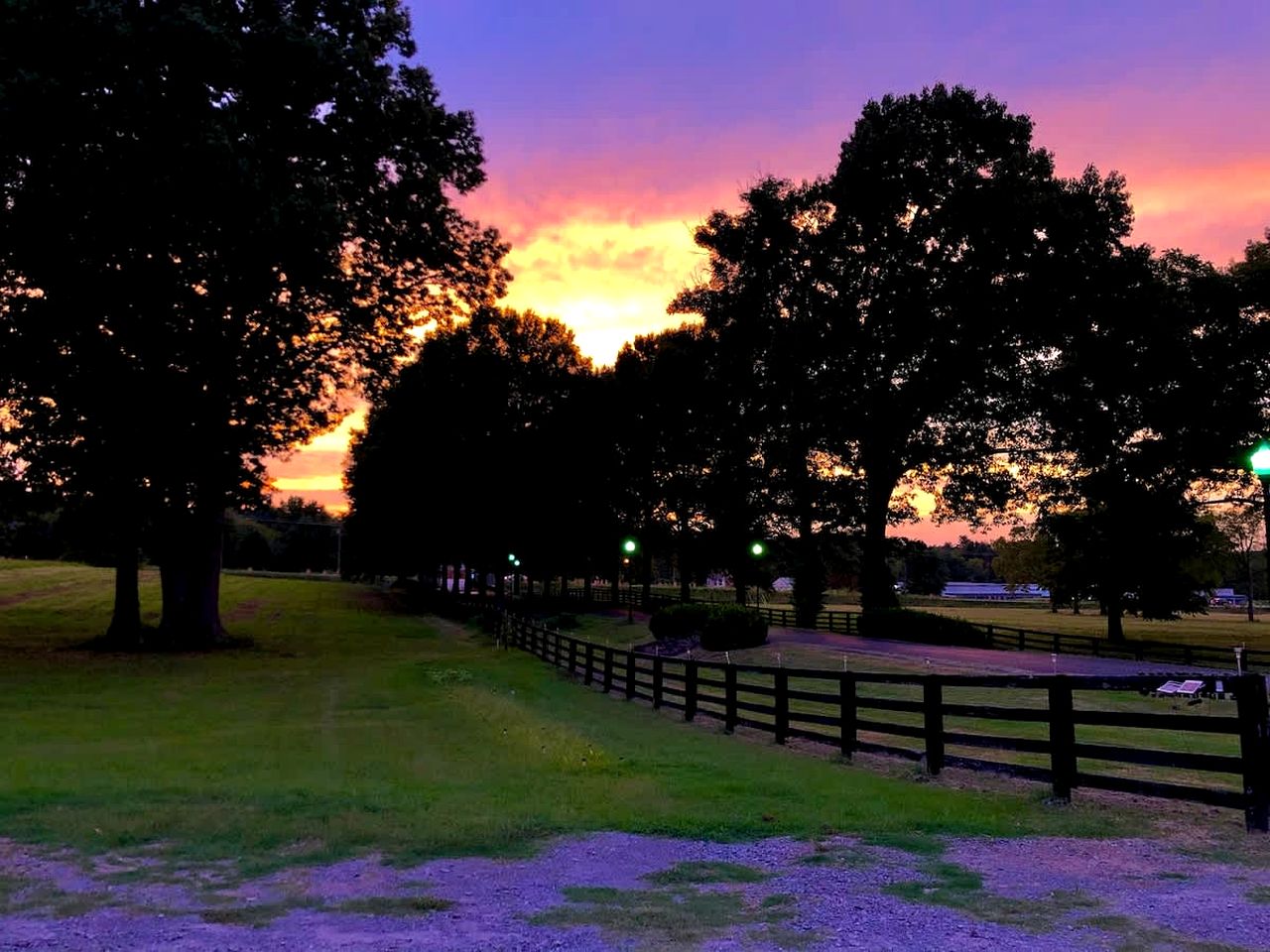 Rustic Loft-Style B&B in Tennessee – Unique Horse Stall Stay with Private Bath & Barn Breakfast Near Gallatin