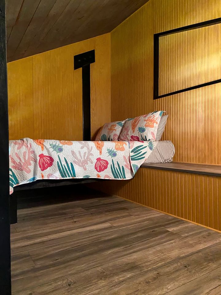 Rustic Loft-Style B&B in Tennessee – Unique Horse Stall Stay with Private Bath & Barn Breakfast Near Gallatin