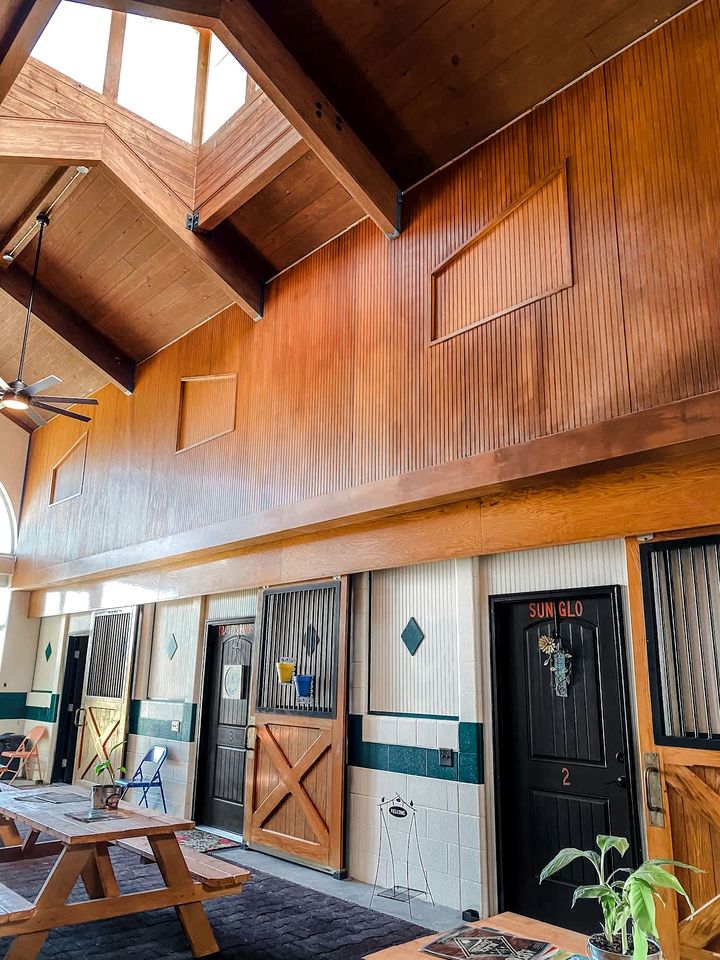Rustic Tennessee Bed & Breakfast – Country Barn Breakfast & Private Bath Near Wildlife Preserves