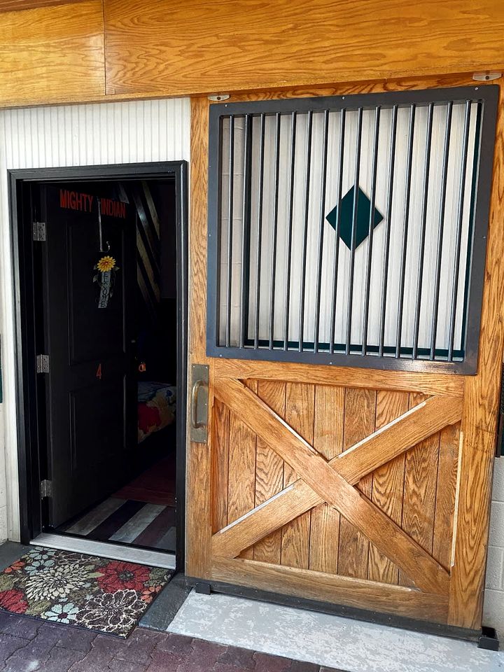 Rustic Tennessee Bed & Breakfast – Country Barn Breakfast & Private Bath Near Wildlife Preserves
