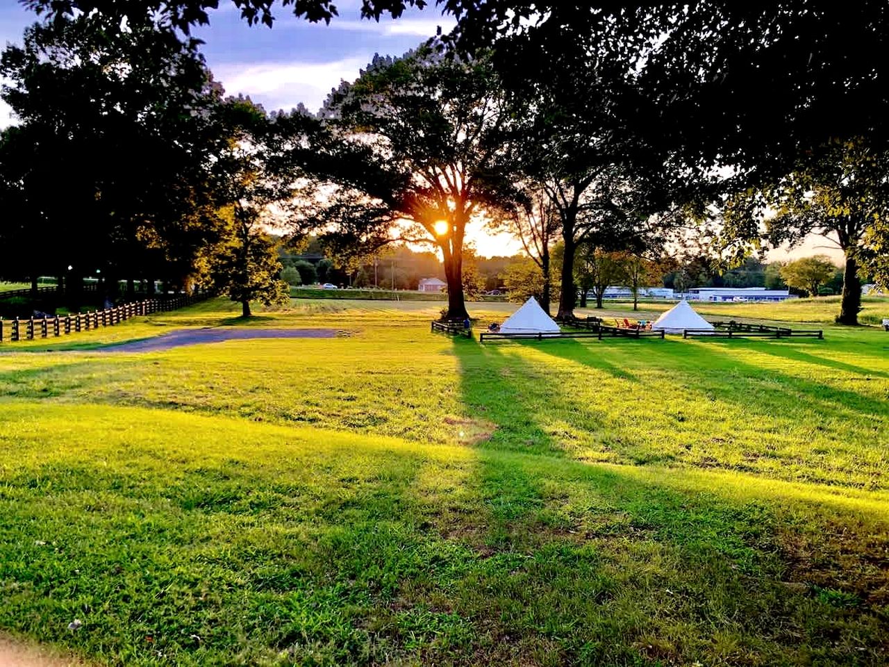 Charming Farm Stay in Gallatin, Tennessee – Iconic Barn Lodging with Private Baths, Breakfast & Near Old Hickory Lake