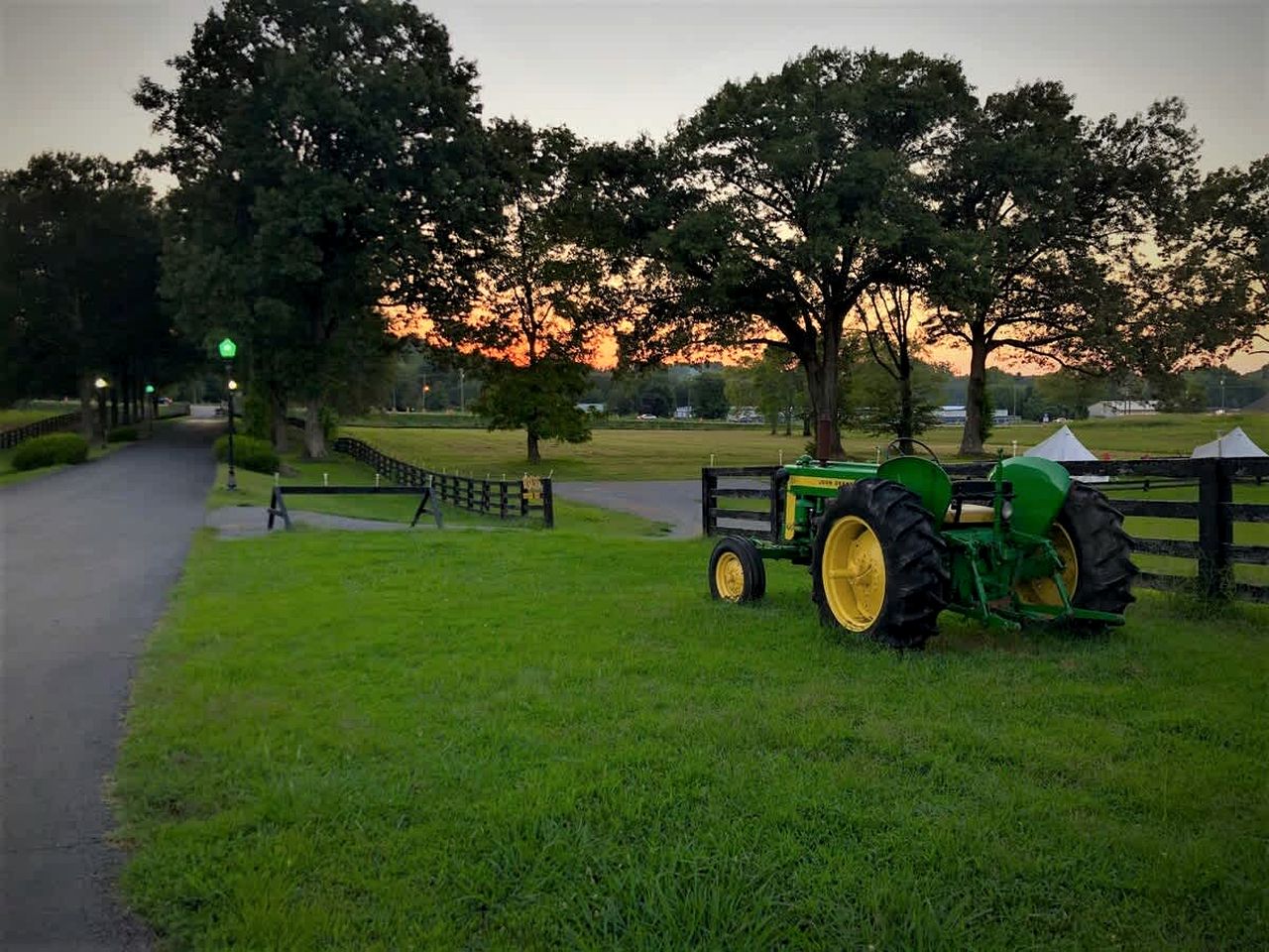 Charming Farm Stay in Gallatin, Tennessee – Iconic Barn Lodging with Private Baths, Breakfast & Near Old Hickory Lake