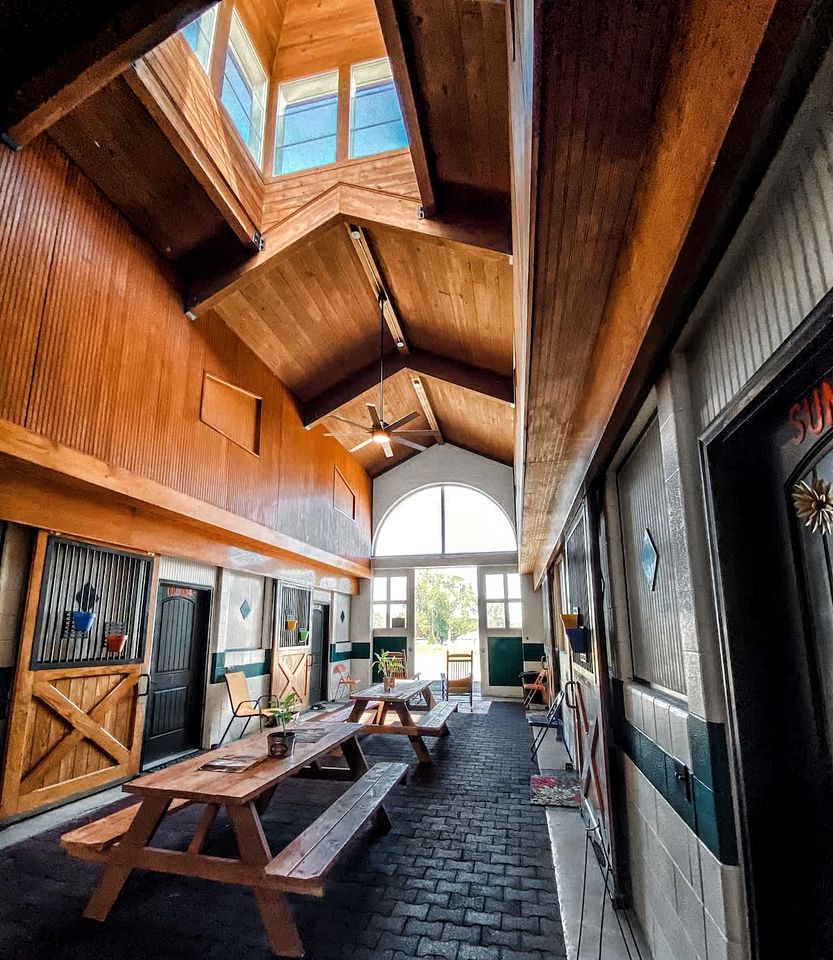 Scenic Barn B&B with Private Bath & Country Breakfast near Old Hickory Lake – Gallatin, Tennessee
