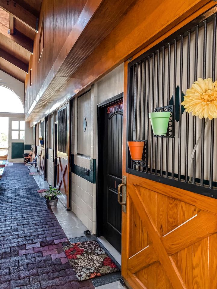 Scenic Barn B&B with Private Bath & Country Breakfast near Old Hickory Lake – Gallatin, Tennessee