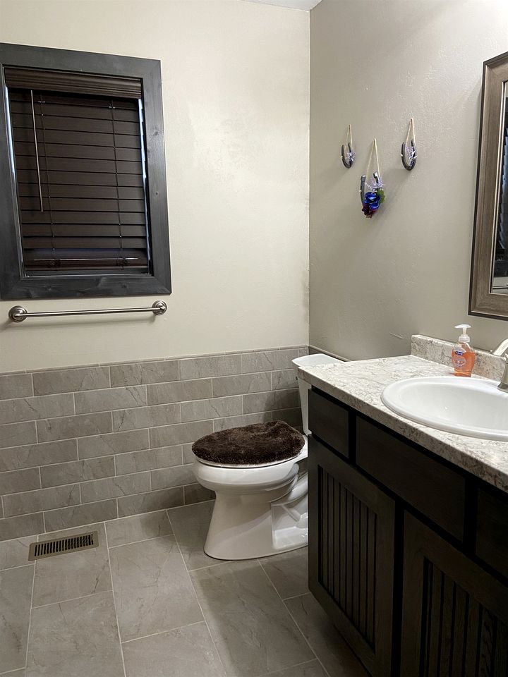 Modern Condominium with Pet-Friendly Drift Boat Parking near Madison River in Ennis, Montana