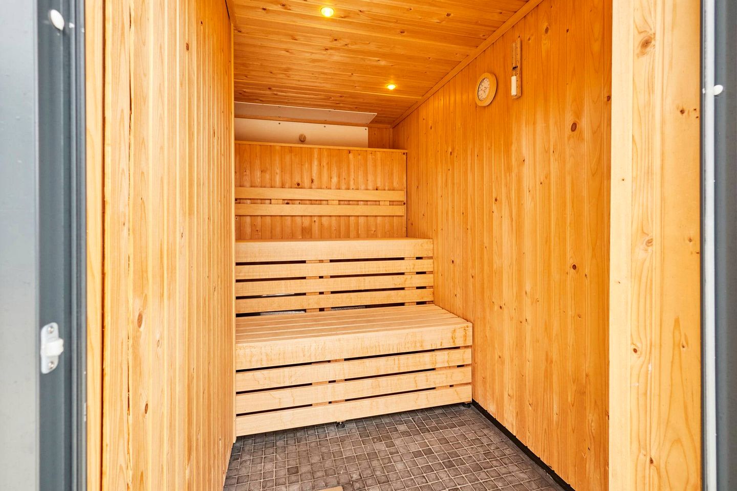 Modern Spa Lodge with Steam Room, Sauna and Hot Tub for the Ultimate Relaxing Retreat in the Countryside of Low Gate, England