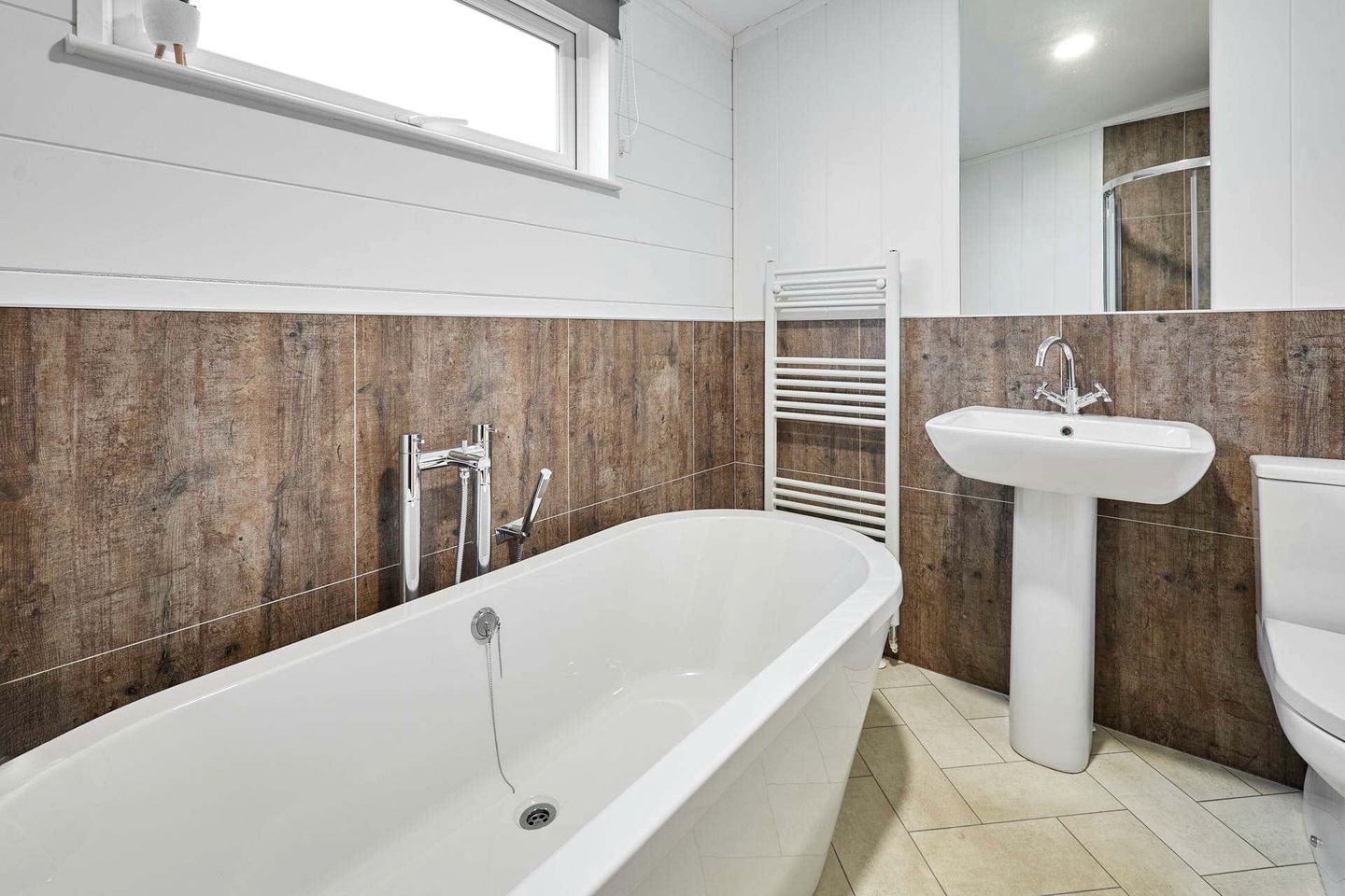 Modern Spa Lodge with Steam Room, Sauna and Hot Tub for the Ultimate Relaxing Retreat in the Countryside of Low Gate, England