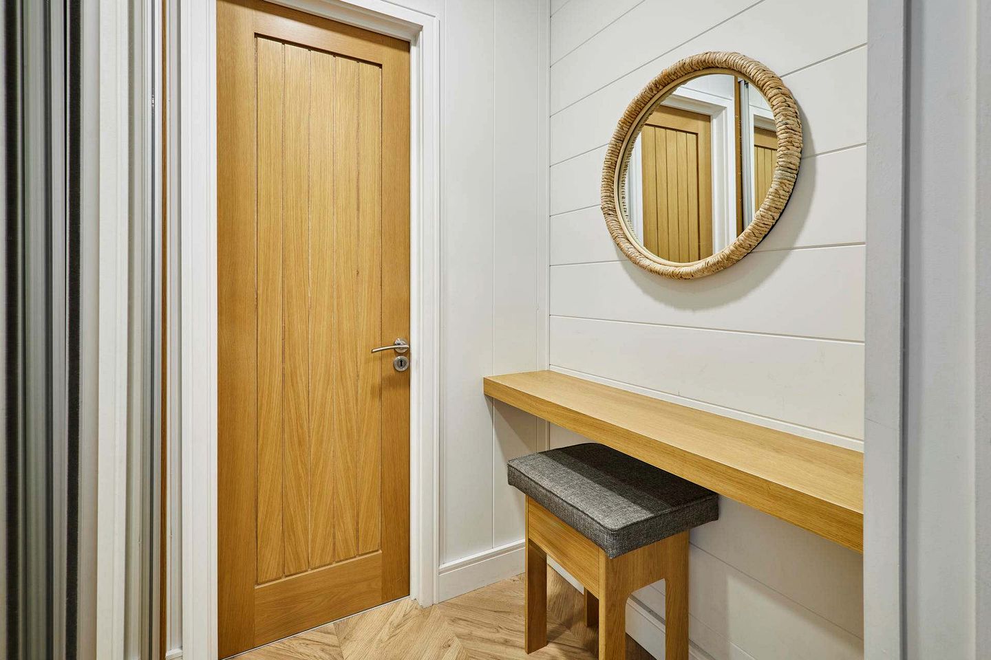 Modern Spa Lodge with Steam Room, Sauna and Hot Tub for the Ultimate Relaxing Retreat in the Countryside of Low Gate, England
