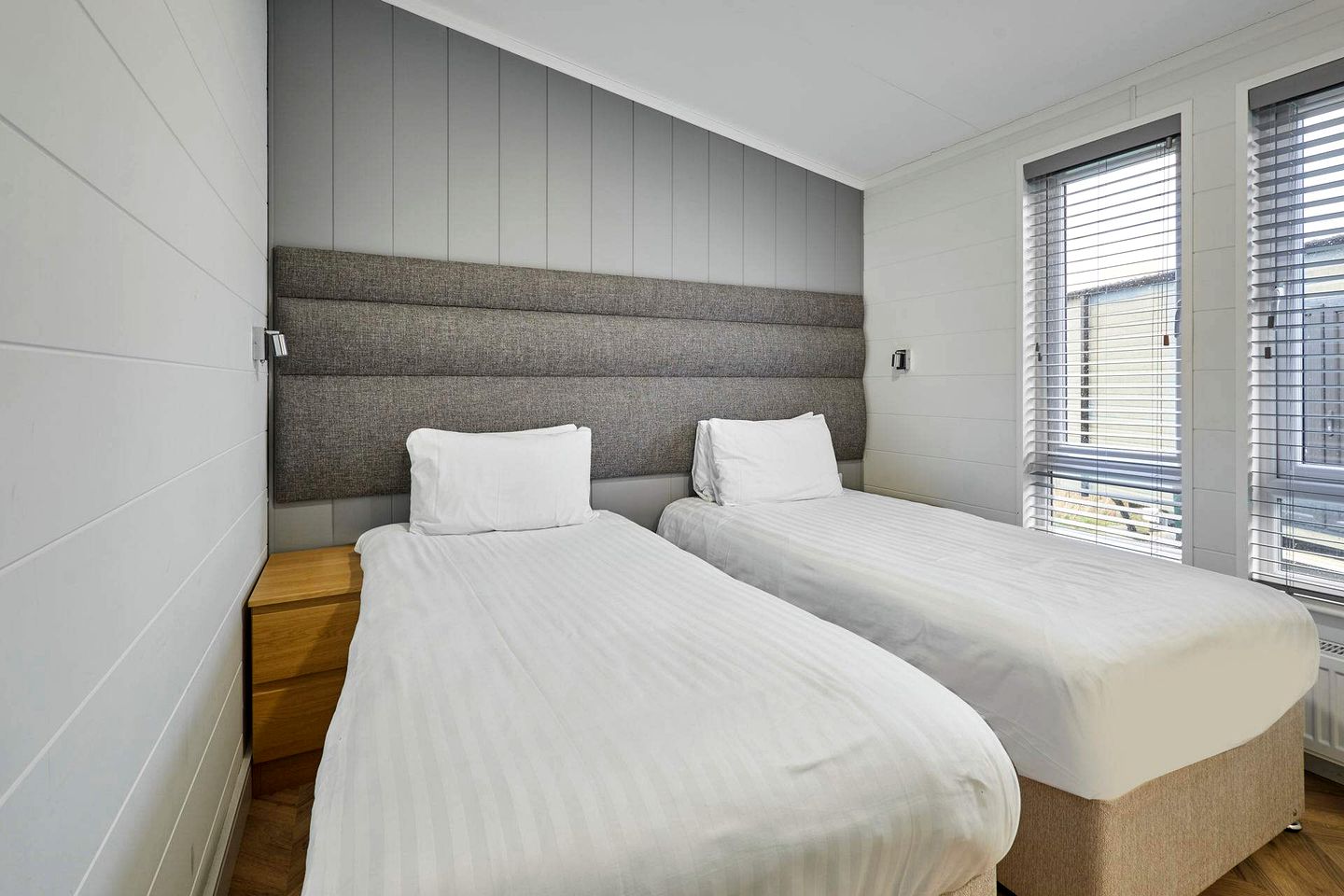 Modern Spa Lodge with Steam Room, Sauna and Hot Tub for the Ultimate Relaxing Retreat in the Countryside of Low Gate, England