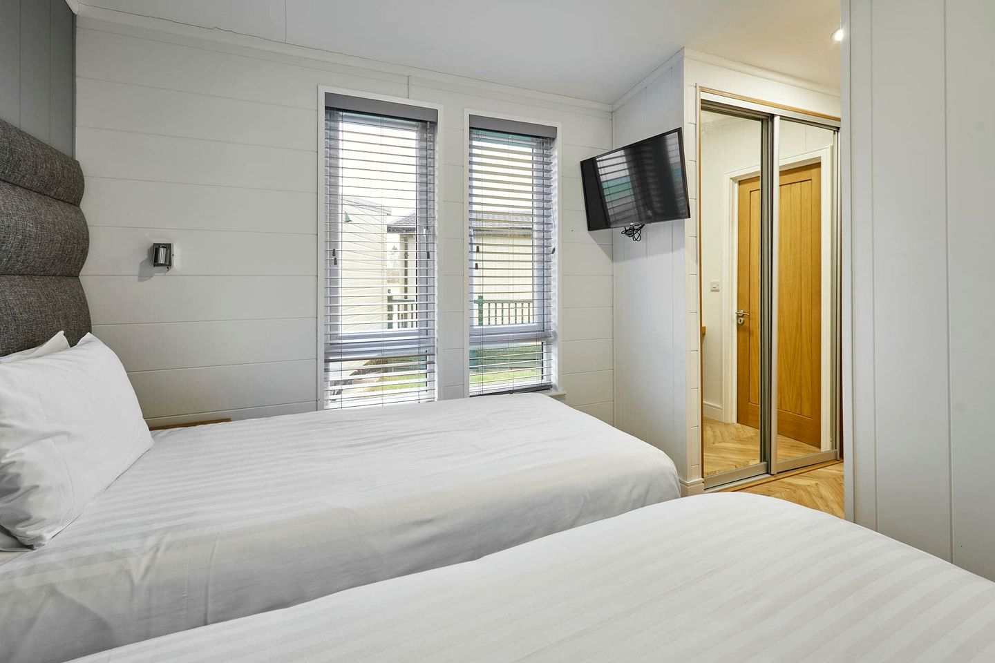 Modern Spa Lodge with Steam Room, Sauna and Hot Tub for the Ultimate Relaxing Retreat in the Countryside of Low Gate, England