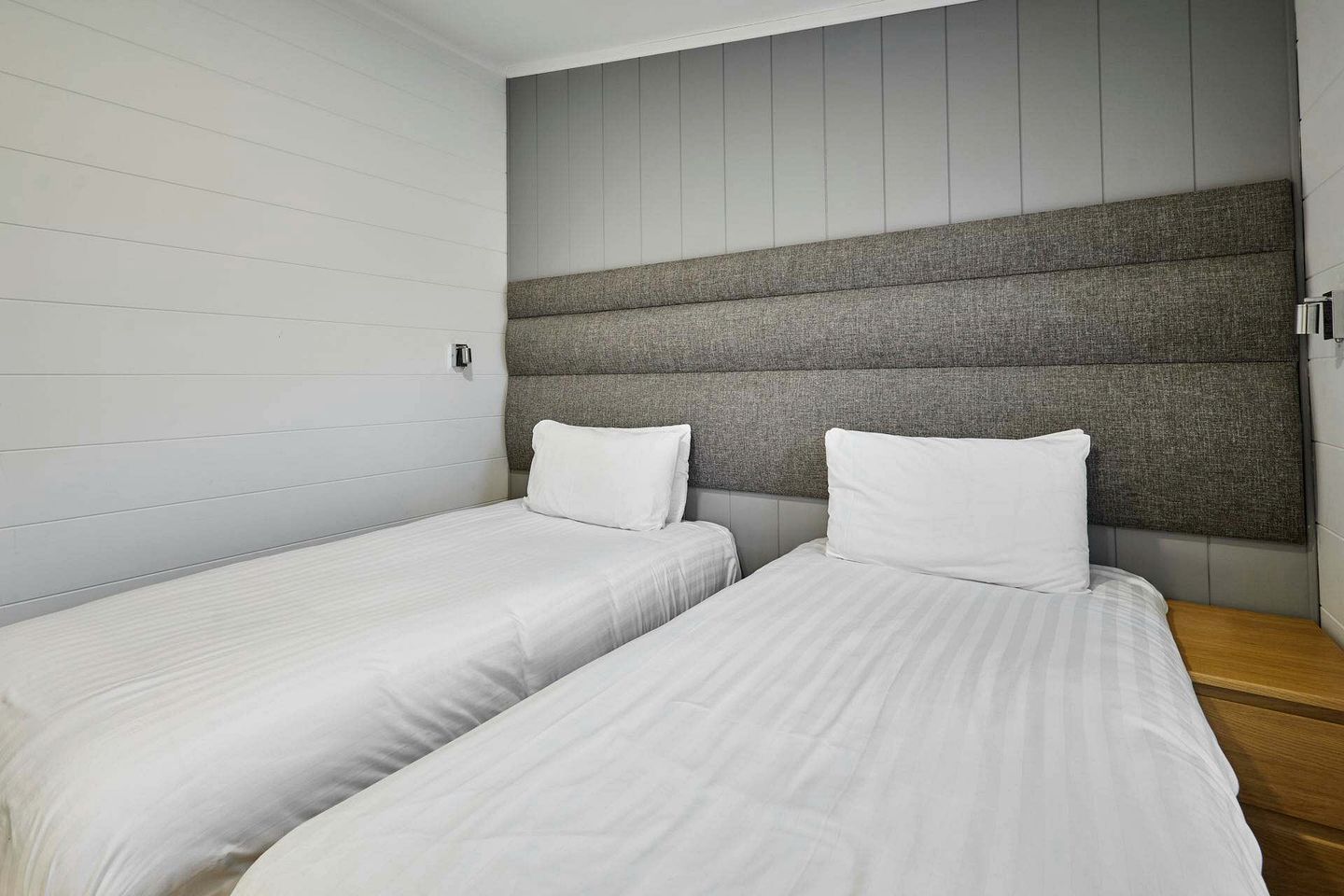 Modern Spa Lodge with Steam Room, Sauna and Hot Tub for the Ultimate Relaxing Retreat in the Countryside of Low Gate, England