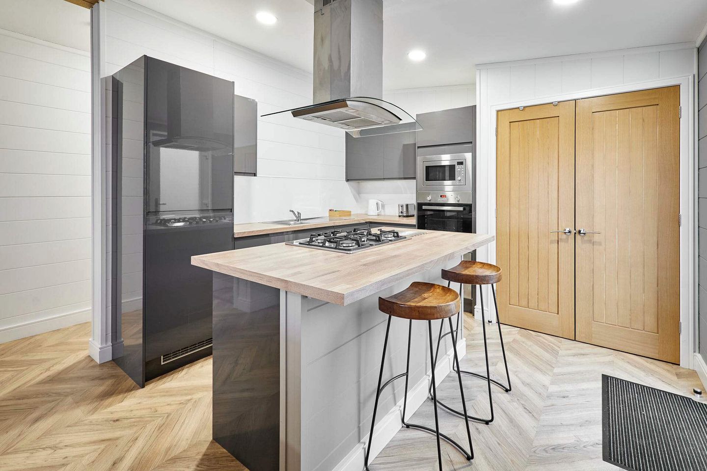 Modern Spa Lodge with Steam Room, Sauna and Hot Tub for the Ultimate Relaxing Retreat in the Countryside of Low Gate, England