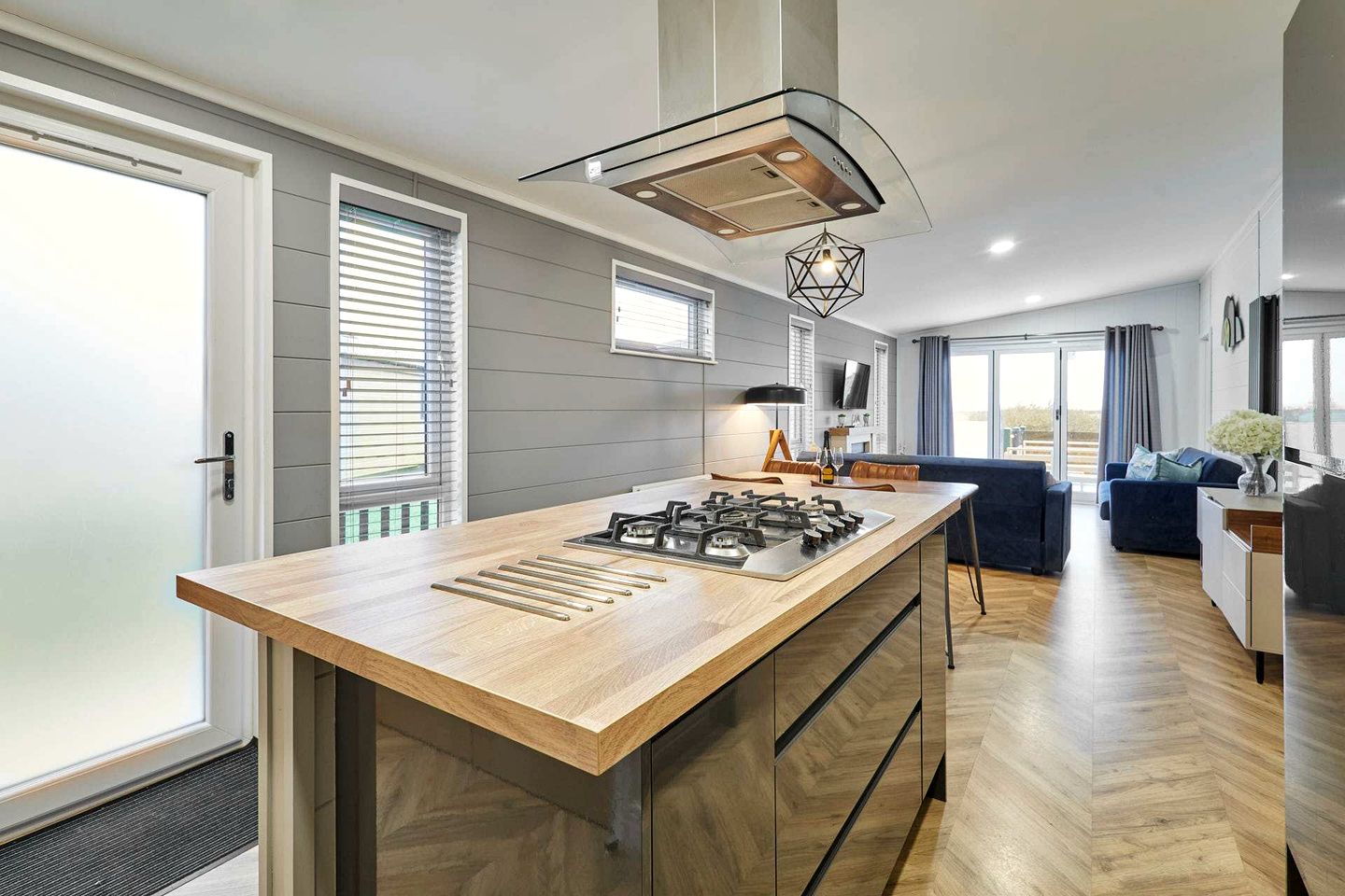 Modern Spa Lodge with Steam Room, Sauna and Hot Tub for the Ultimate Relaxing Retreat in the Countryside of Low Gate, England