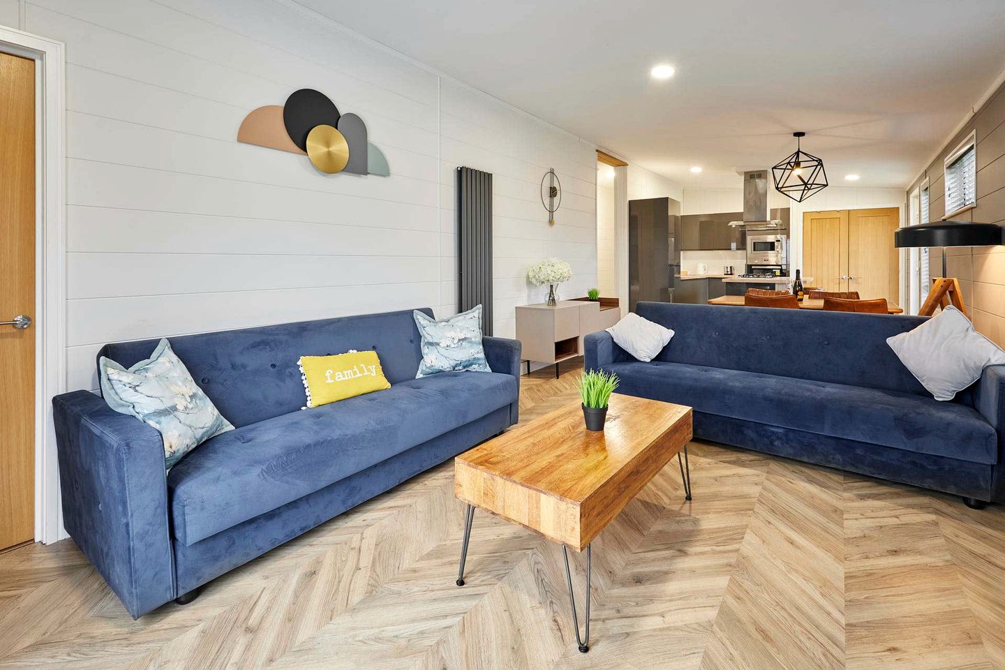 Modern Spa Lodge with Steam Room, Sauna and Hot Tub for the Ultimate Relaxing Retreat in the Countryside of Low Gate, England