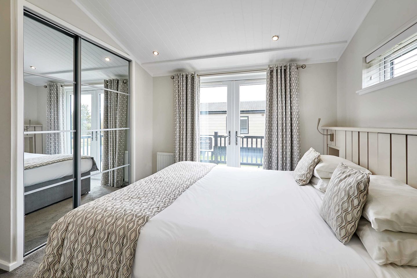 Luxury Lodge Retreat with Lake Views & Hot Tub near Roseberry Topping in Great Ayton, North Yorkshire