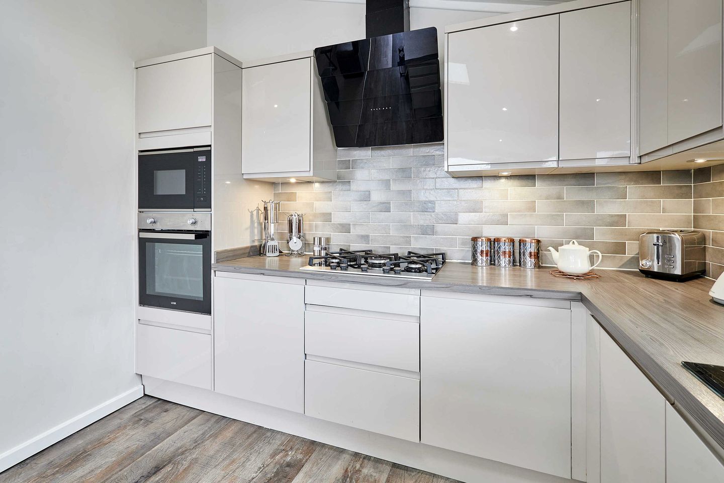 Luxury Lodge Retreat with Lake Views & Hot Tub near Roseberry Topping in Great Ayton, North Yorkshire