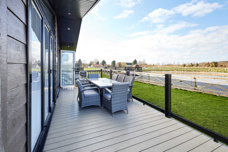 Luxury Lodge Retreat with Lake Views & Hot Tub near Roseberry Topping in Great Ayton, North Yorkshire