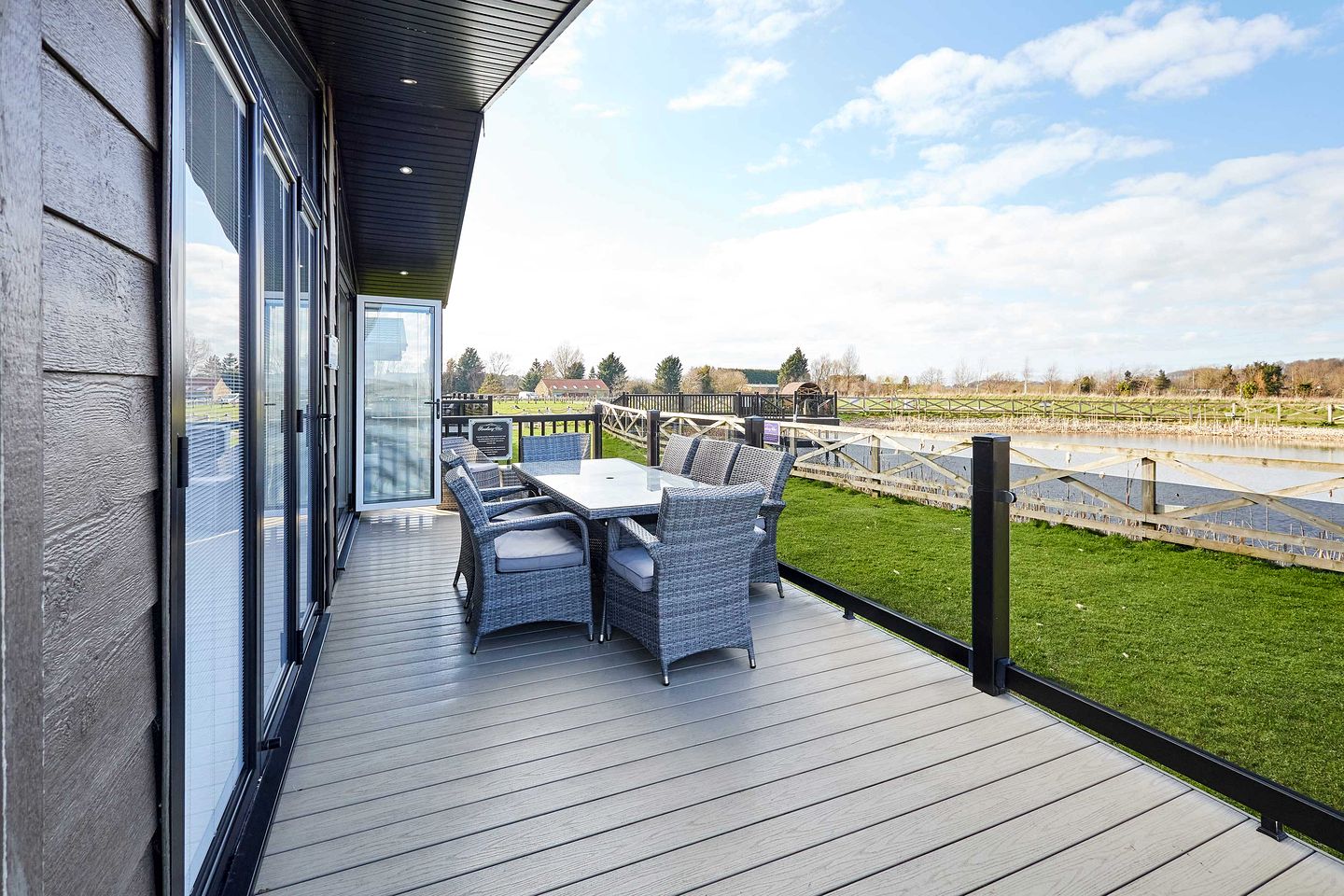 Luxury Lodge Retreat with Lake Views & Hot Tub near Roseberry Topping in Great Ayton, North Yorkshire