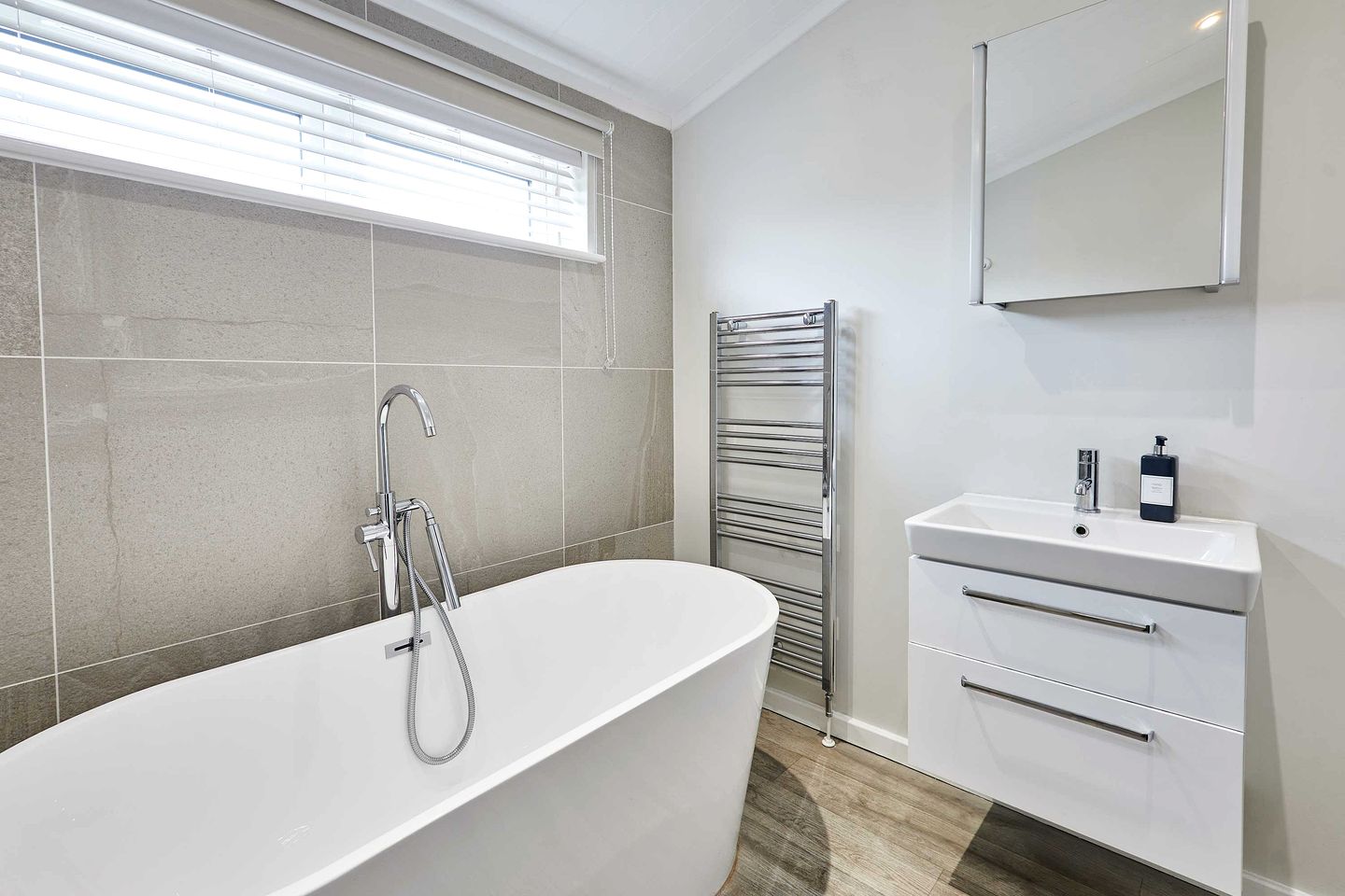 Tranquil Lakeview Lodges with Hot Tubs near Roseberry Topping, Great Ayton North Yorkshire