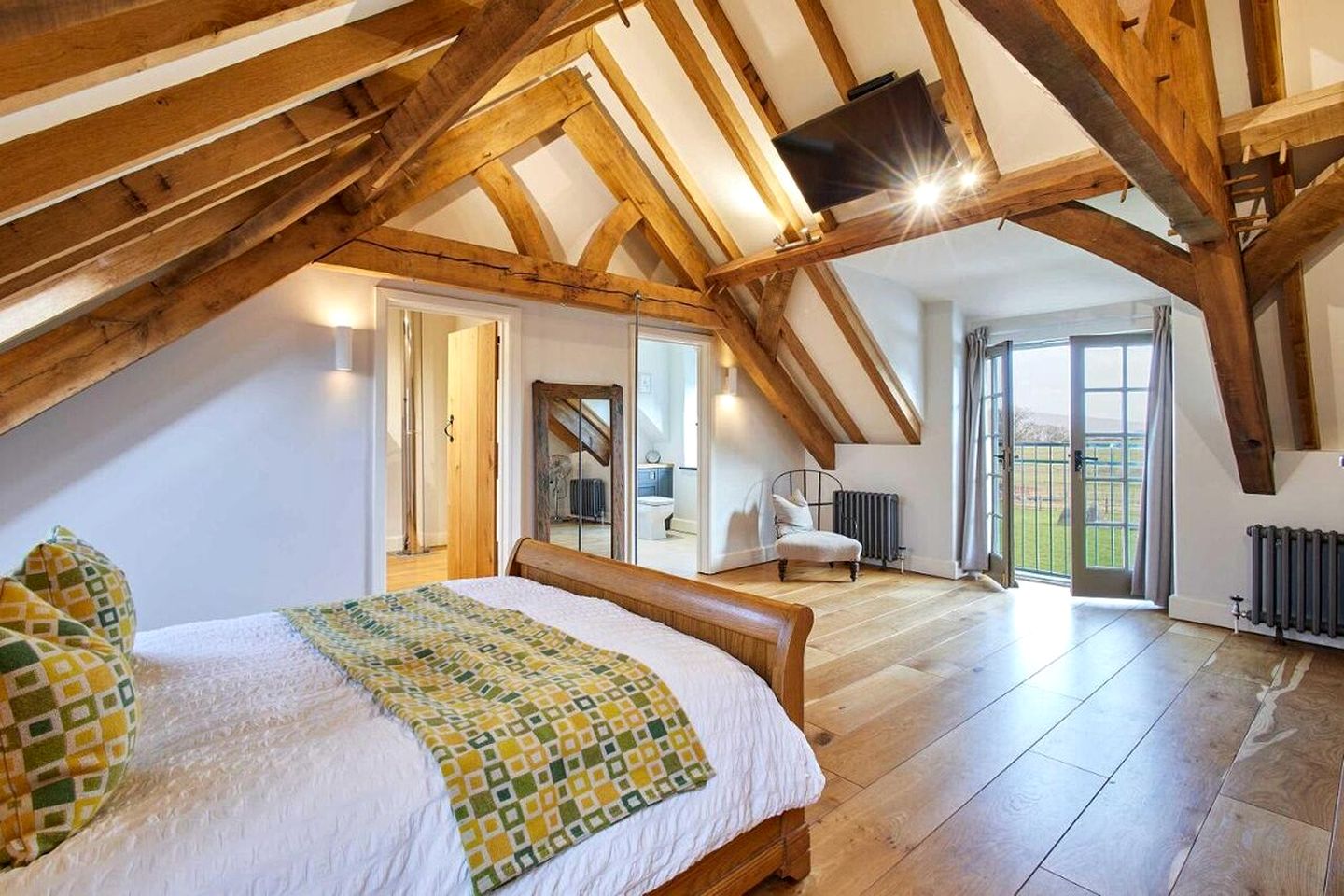 Luxurious Farmhouse with Cinema, Sauna & Hot Tub near Hay-on-Wye in the Brecon Beacons, Wales