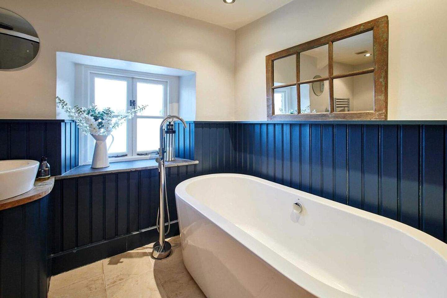 Luxurious Farmhouse with Cinema, Sauna & Hot Tub near Hay-on-Wye in the Brecon Beacons, Wales