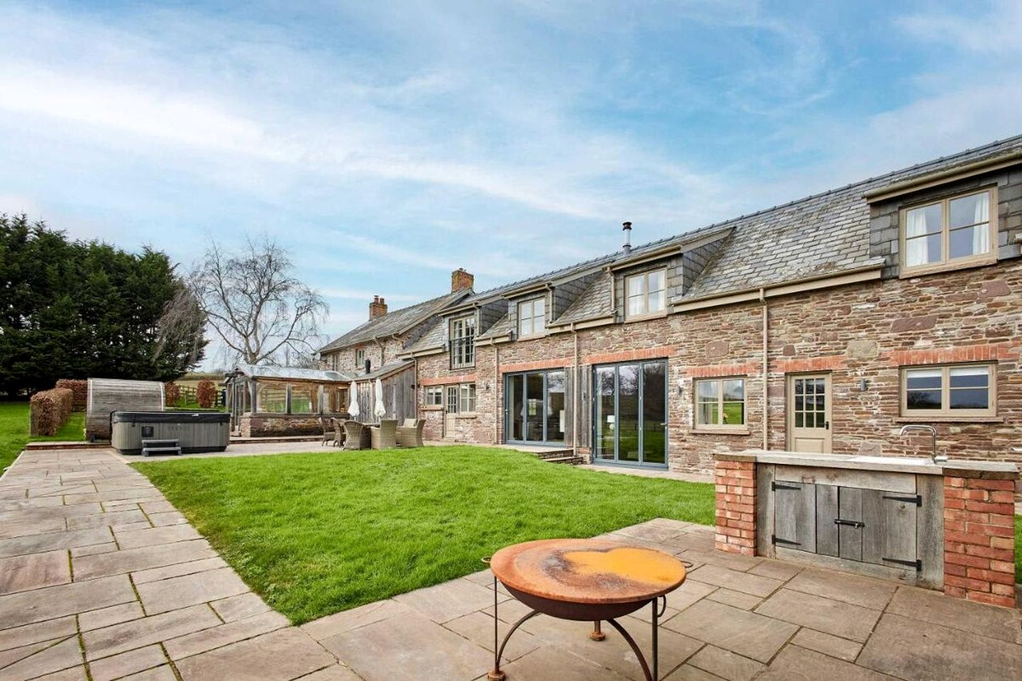 Luxurious Farmhouse with Cinema, Sauna & Hot Tub near Hay-on-Wye in the Brecon Beacons, Wales