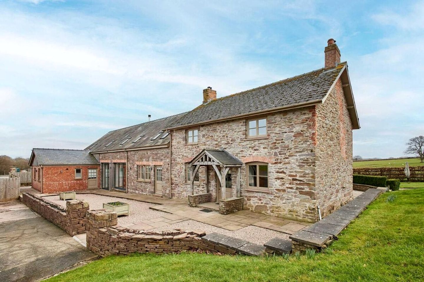 Luxurious Farmhouse with Cinema, Sauna & Hot Tub near Hay-on-Wye in the Brecon Beacons, Wales