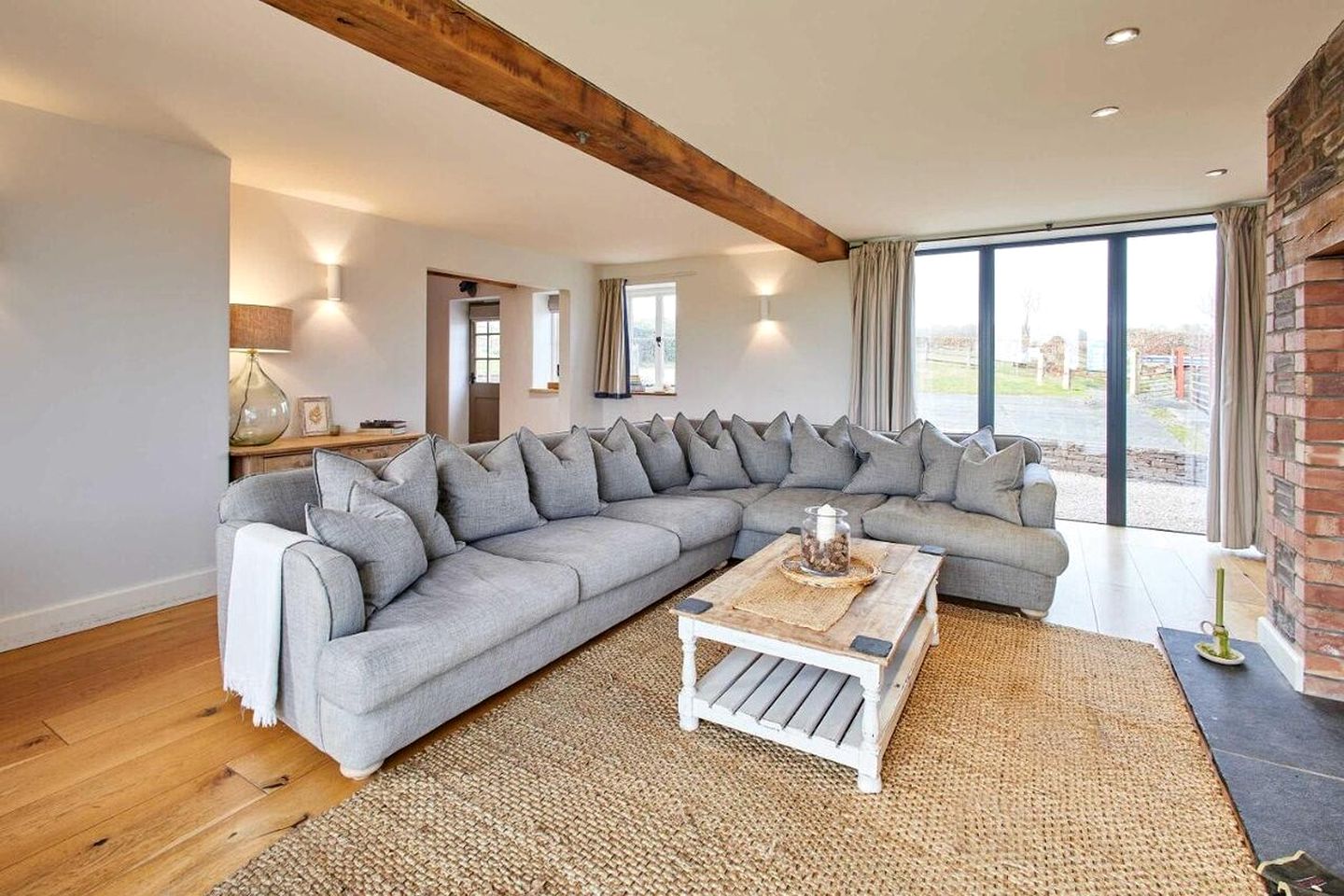 Luxurious Farmhouse with Cinema, Sauna & Hot Tub near Hay-on-Wye in the Brecon Beacons, Wales