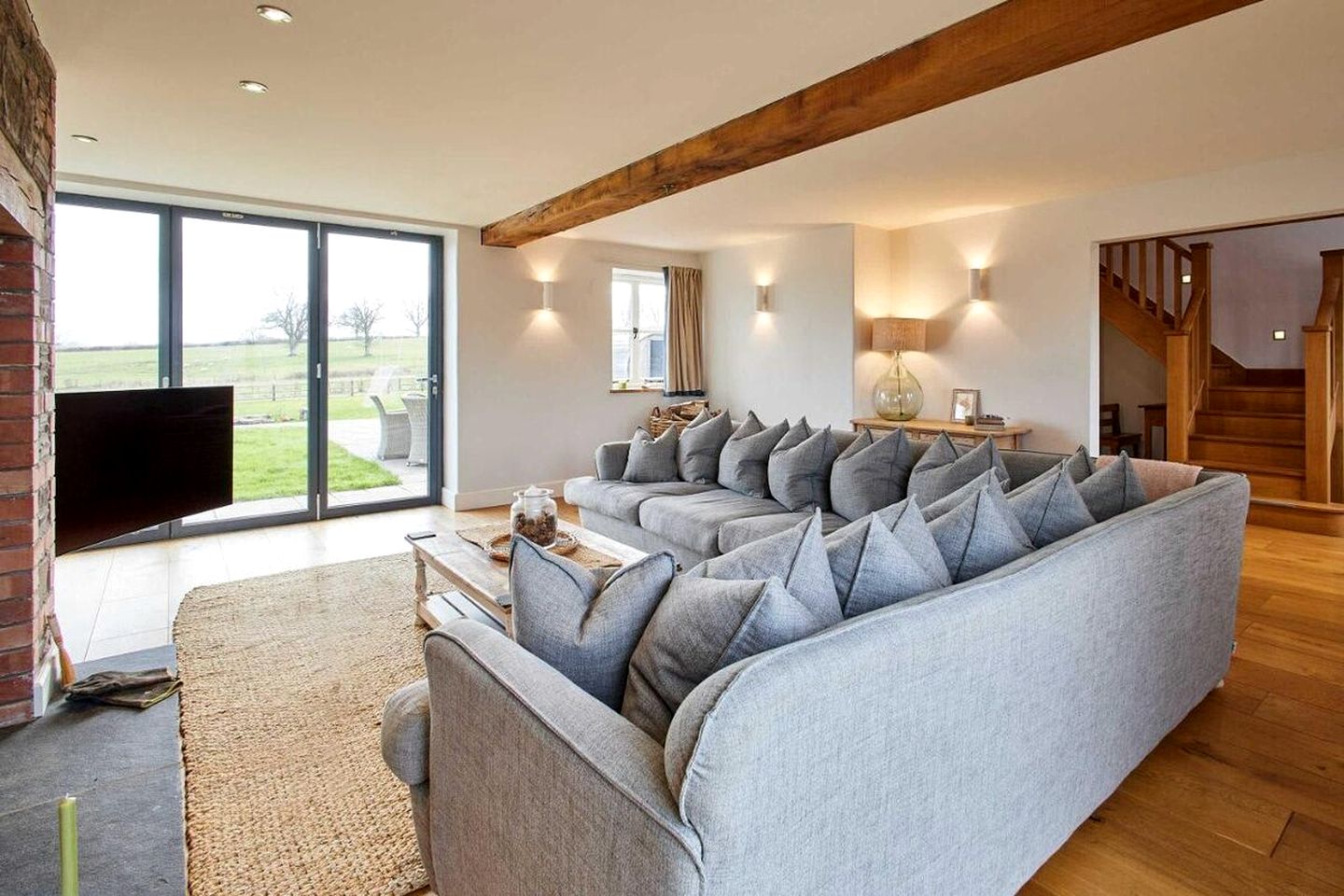 Luxurious Farmhouse with Cinema, Sauna & Hot Tub near Hay-on-Wye in the Brecon Beacons, Wales