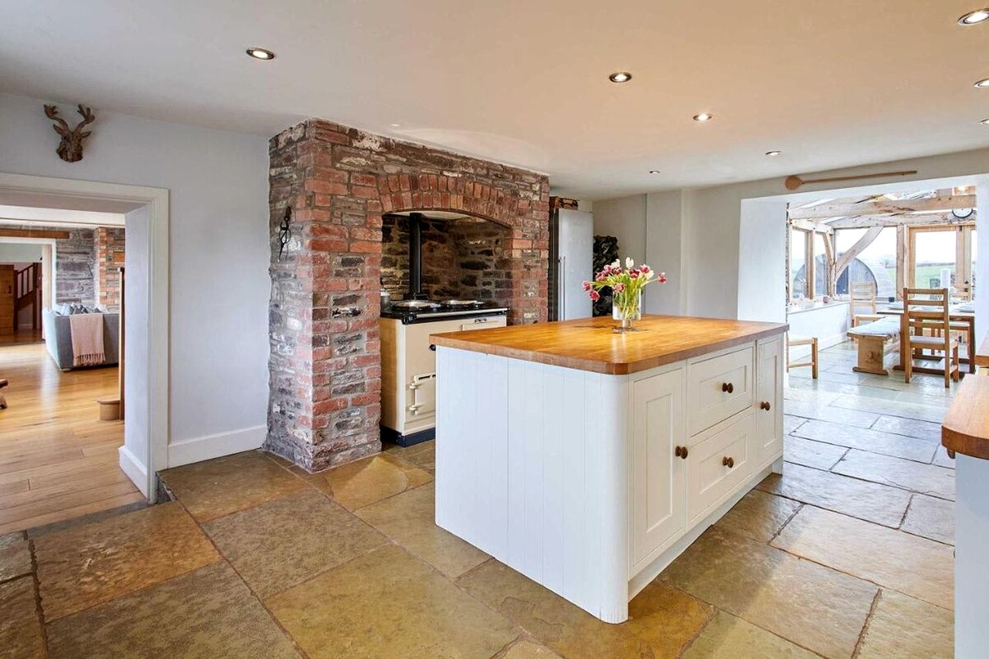 Luxurious Farmhouse with Cinema, Sauna & Hot Tub near Hay-on-Wye in the Brecon Beacons, Wales