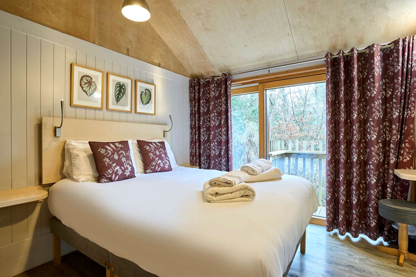 Charming Forest Lodge with Hot Tub near Jurassic Coast in Wareham, Dorset
