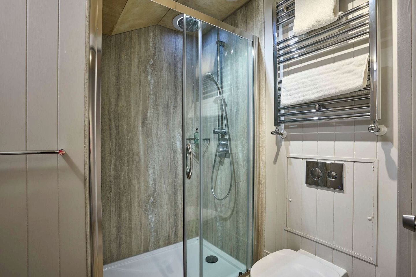 Charming Forest Lodge with Hot Tub near Jurassic Coast in Wareham, Dorset