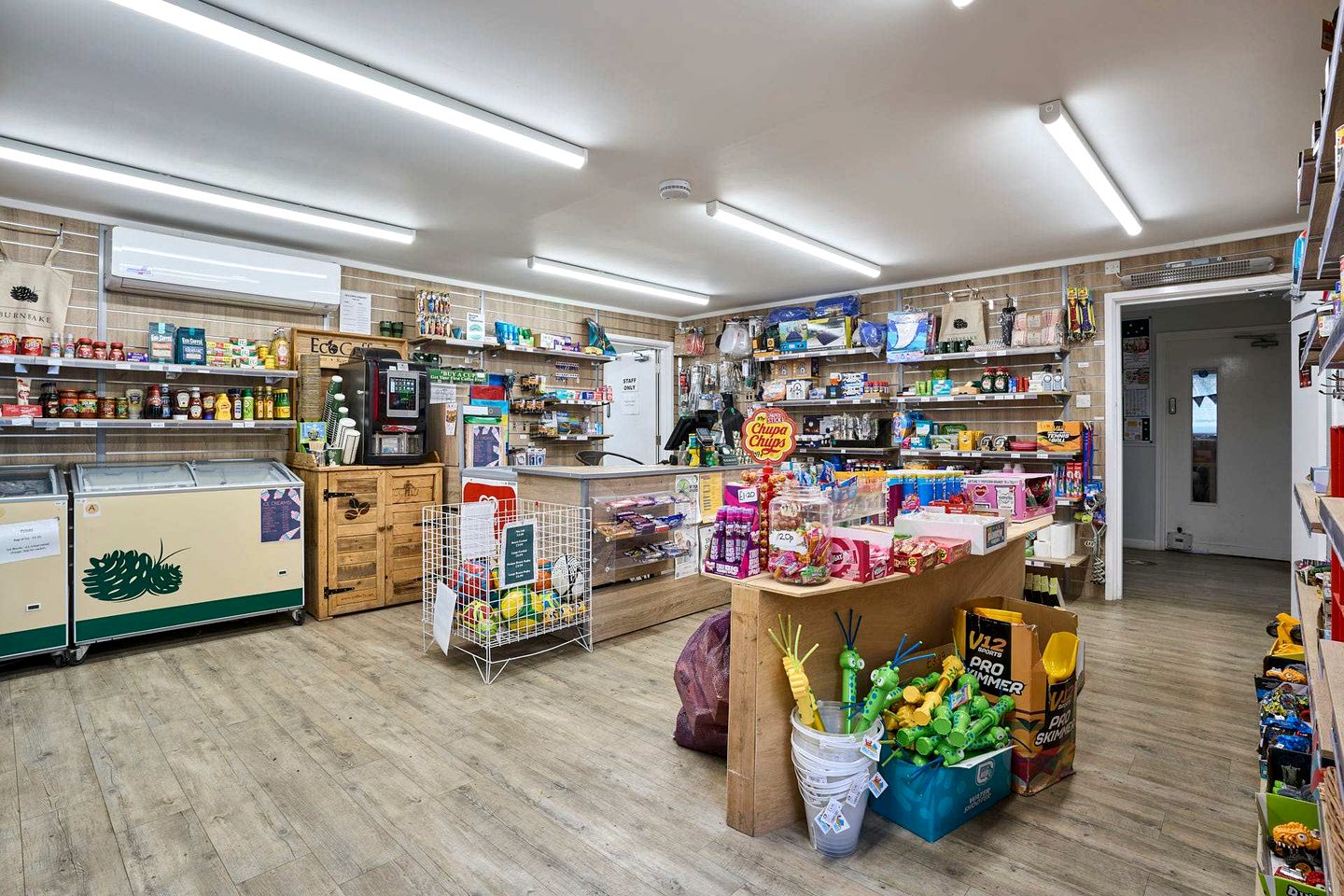 Charming Forest Lodge with Hot Tub near Jurassic Coast in Wareham, Dorset